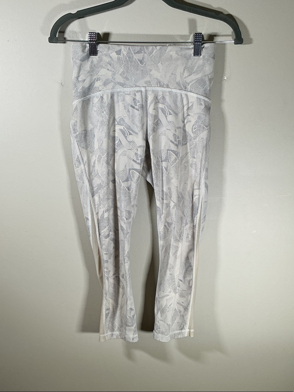 Lululemon White Gray Abstract Cropped Leggings Size 6 Mesh Detail